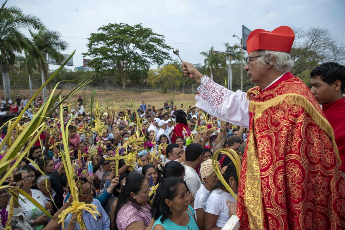 Vietata ogni processione, in Nicaragua polizia davanti alle chiese