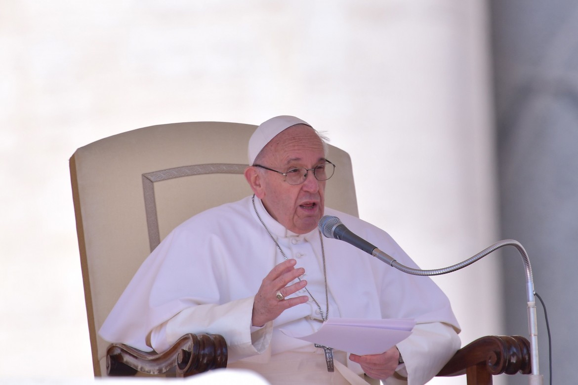 Bergoglio ai pro life: «Anticoncezionali come fucili e bombe»