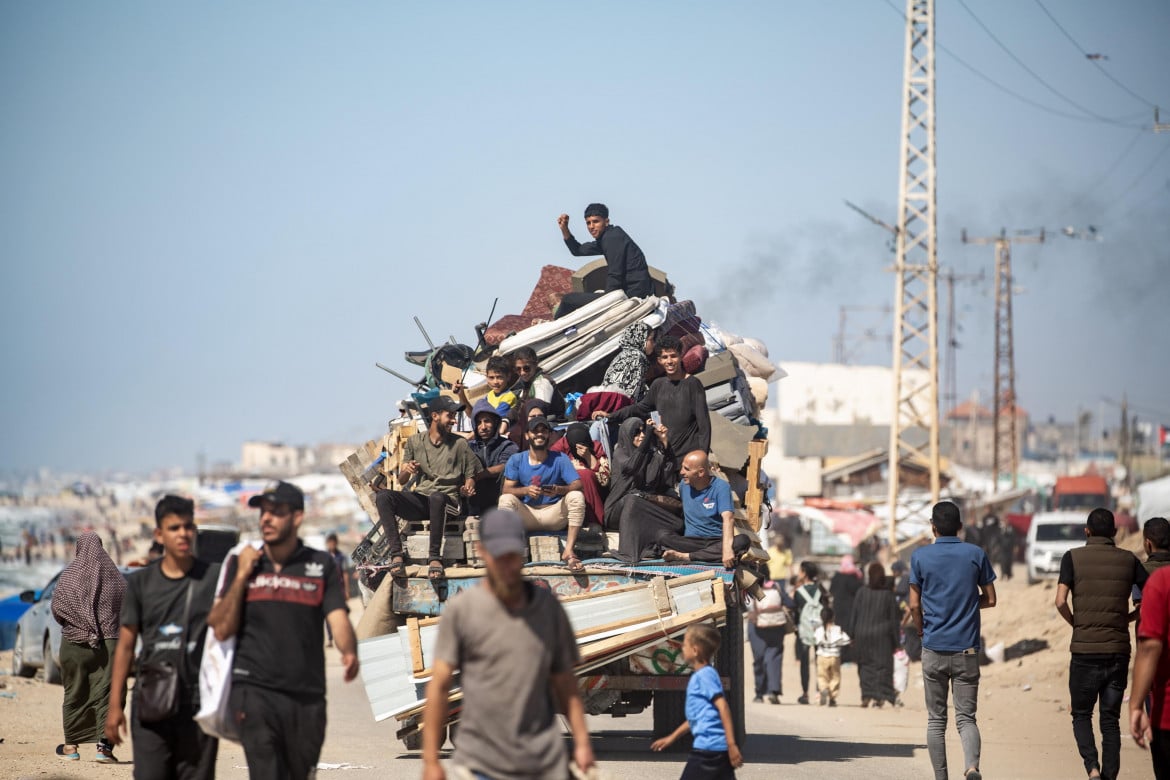 La fuga dei palestinesi da Rafah dopo l’ordine di evacuazione dell’esercito israeliano per i quartieri orientali della città foto Epa/Haitham Imad