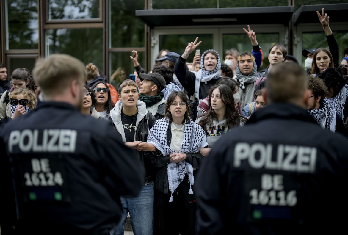 Studenti protestano all’università di Berlino