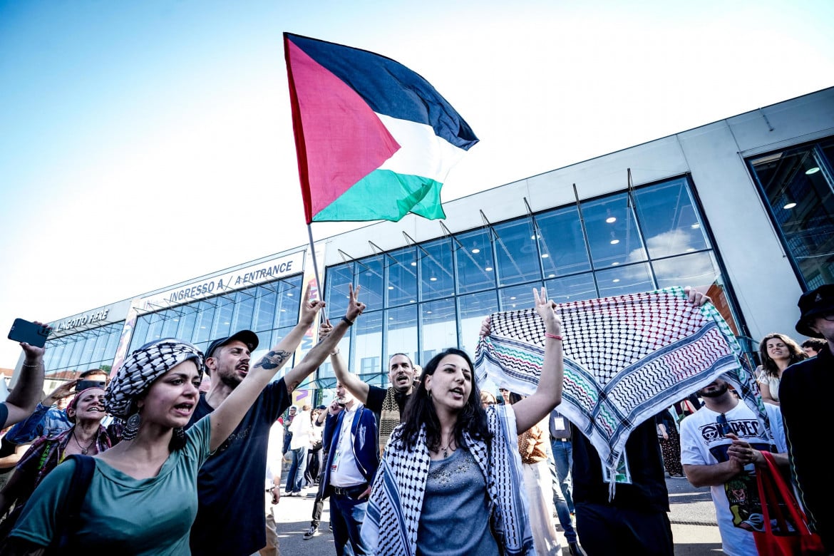 La protesta pro Palestina al Salone del libro di Torino