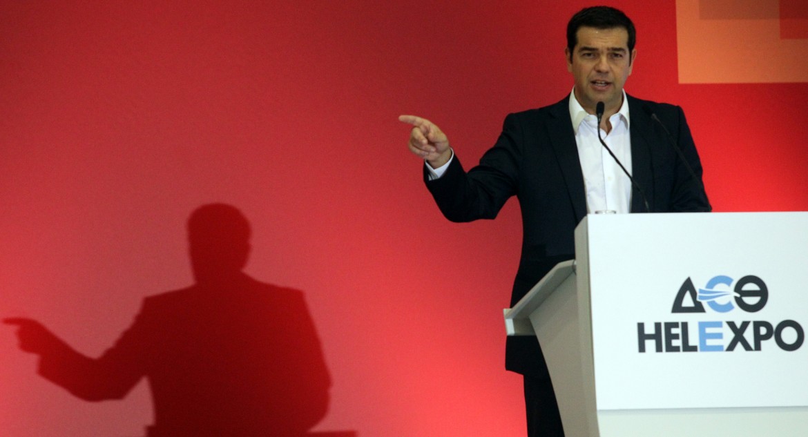Tsipras challenges oligarchs of the airwaves