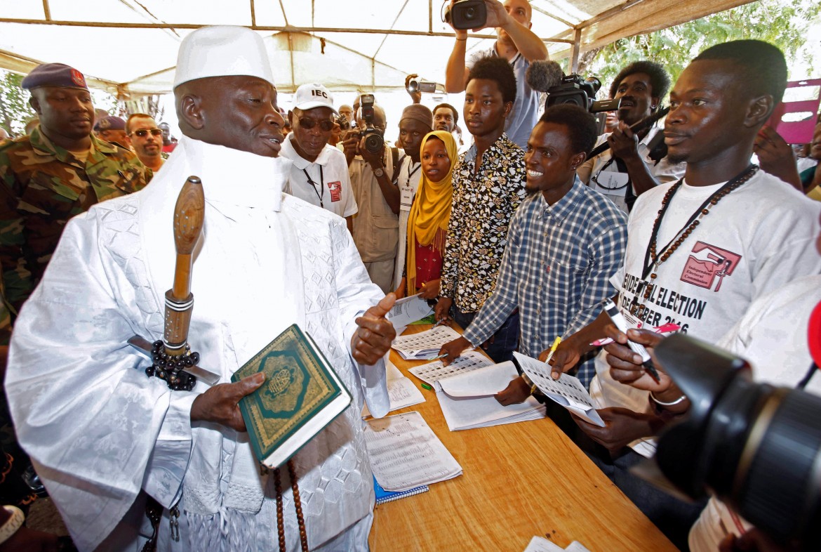 Yahya Jammeh, con l'inseparabile bastoncino e copia del Corano d'ordinanza, al momento del voto