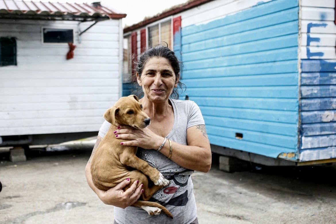 Istituzioni assenti, i rom lasciati soli nei loro «campi»