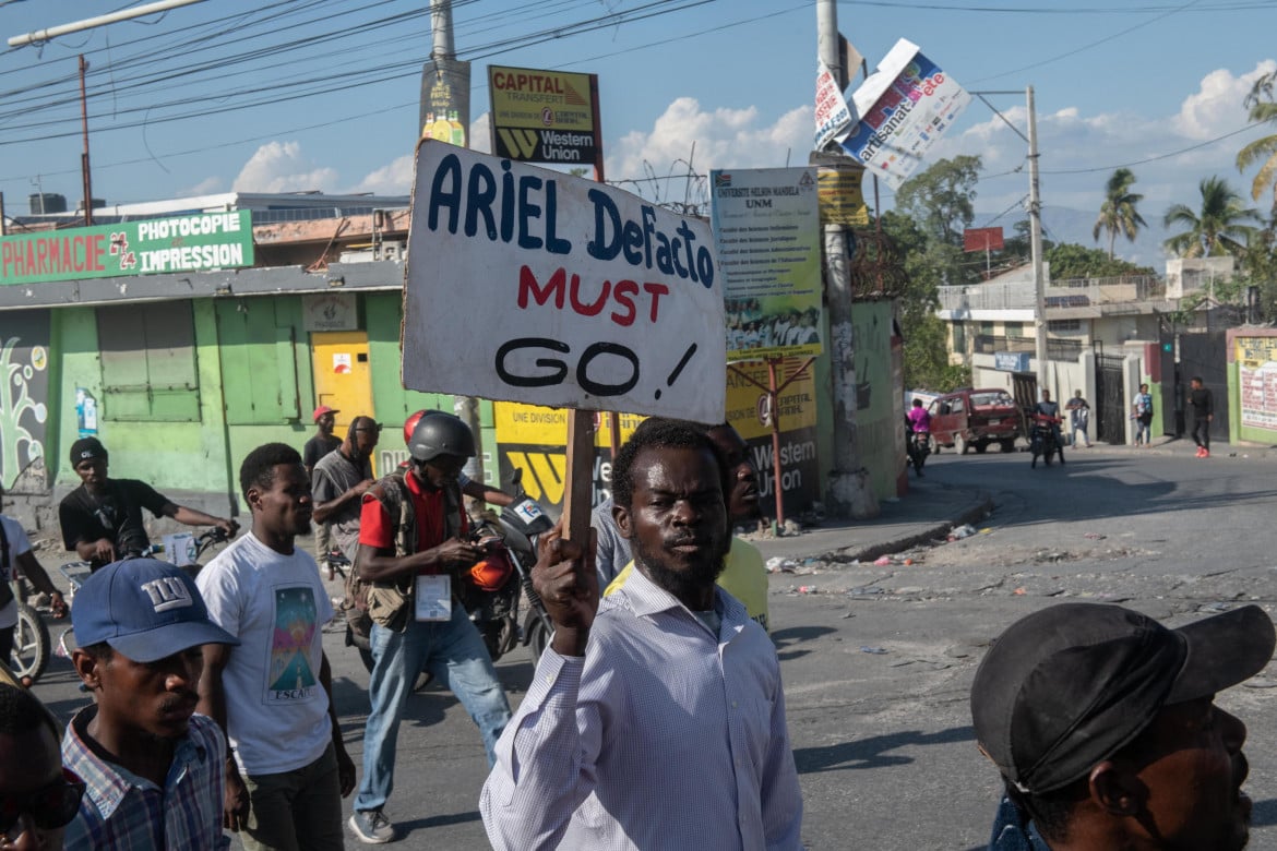 Una delle proteste ad Haiti per chiedere le dimissioni del primo ministro Ariel Henry foto Ansa