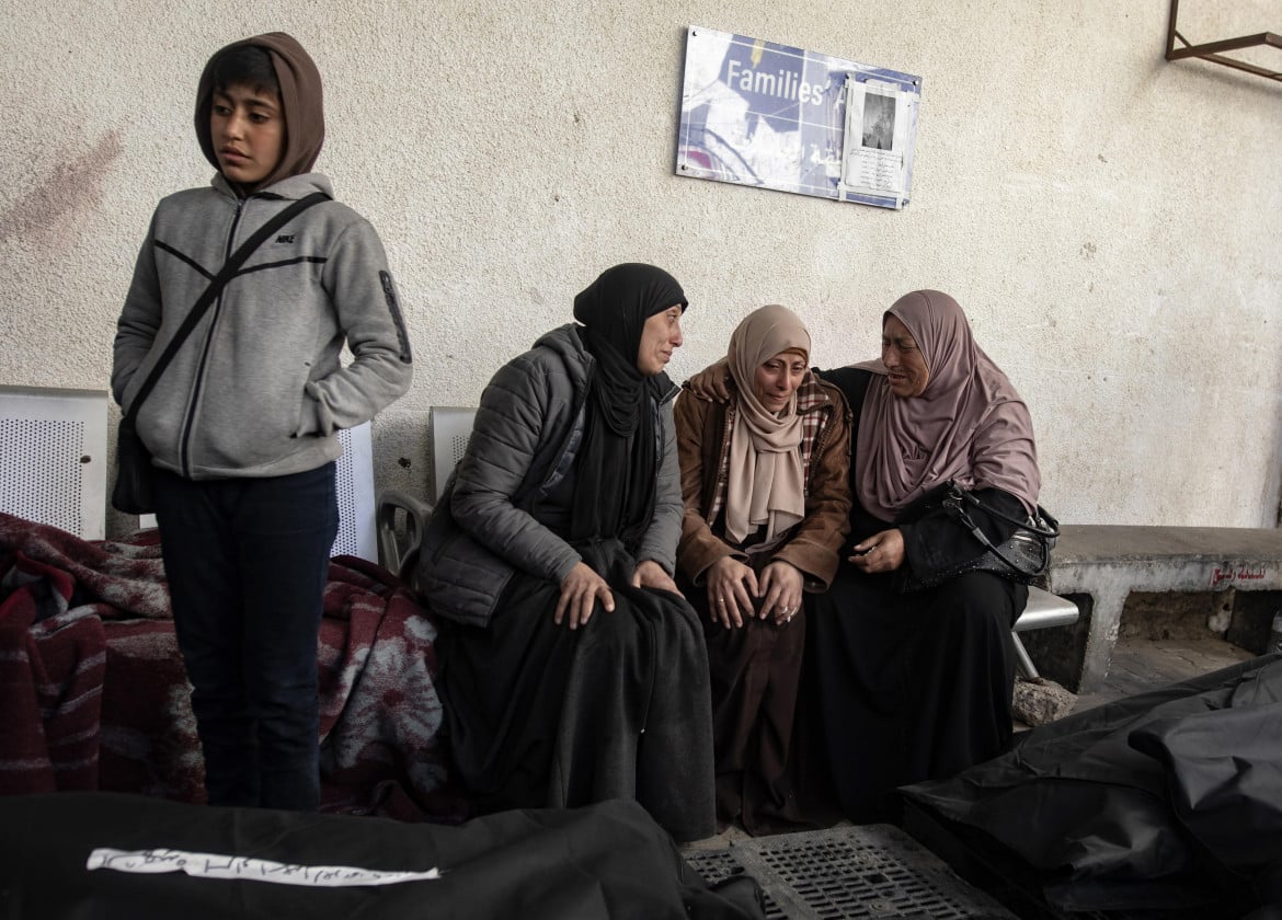 Le famiglie Kurd e Barhoum piangono i parenti uccisi, nell’ospedale al-Najjar a Rafah Epa/Haitham Imad
