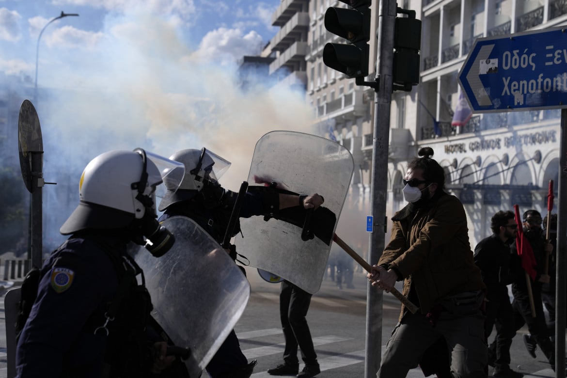 Atene, sfilano in 30 mila contro il via libera alle università private