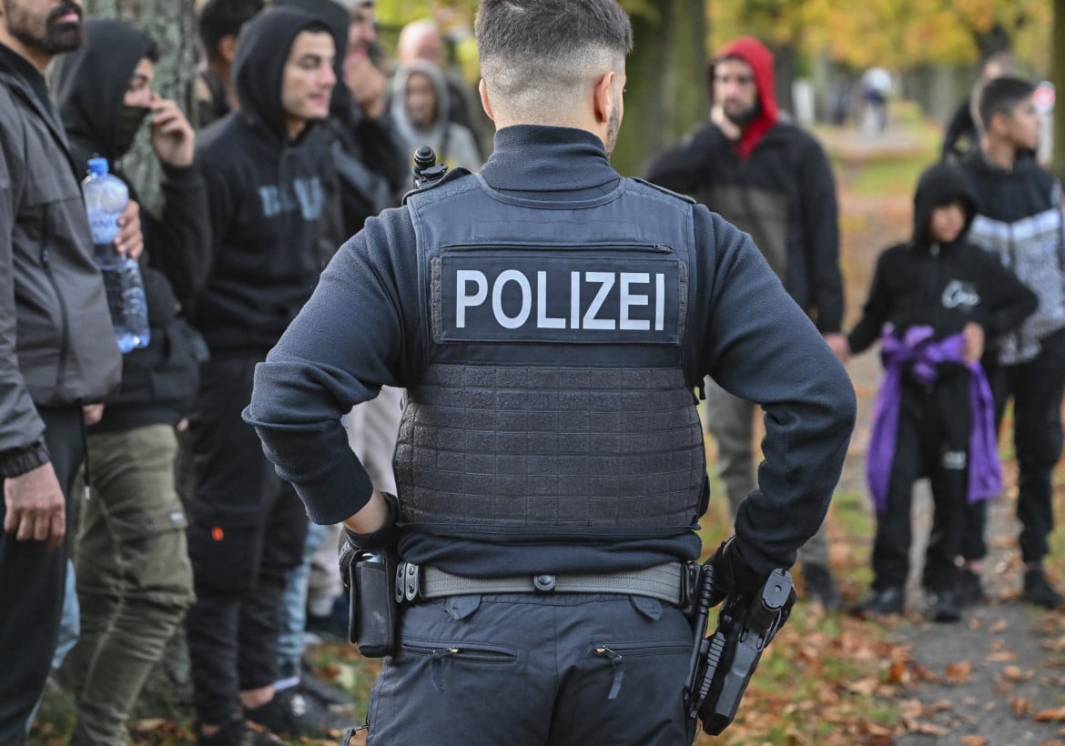 Un gruppo di migranti fermati dalla polizia a Forst (Lausitz) sul confine tra Germania e Polonia