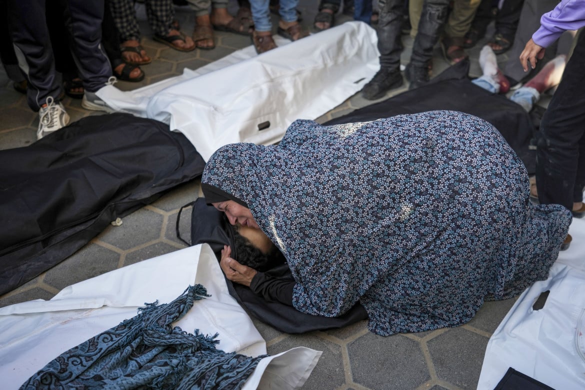 Una donna piange il figlio ucciso nel raid su un parco giochi di al-Maghazi foto Ap/Abdel Kareem Hana