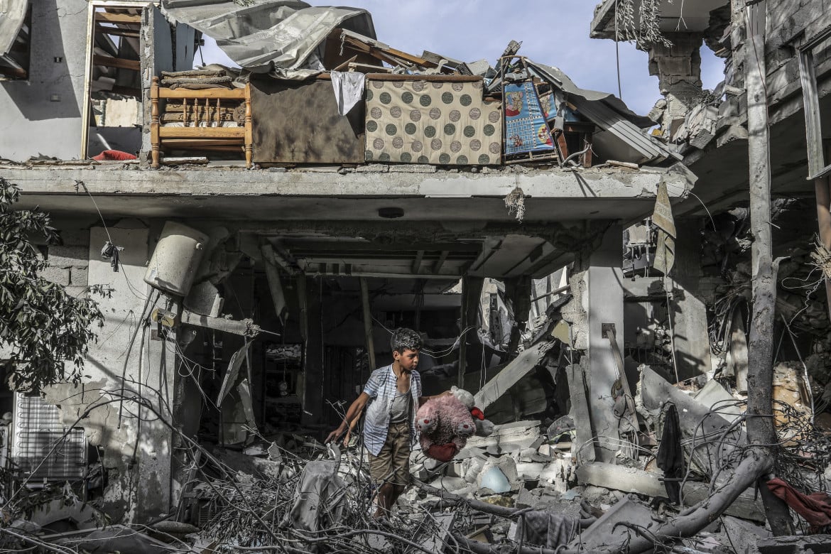 Gaza. Palestinesi in una casa colpita da un raid israeliano