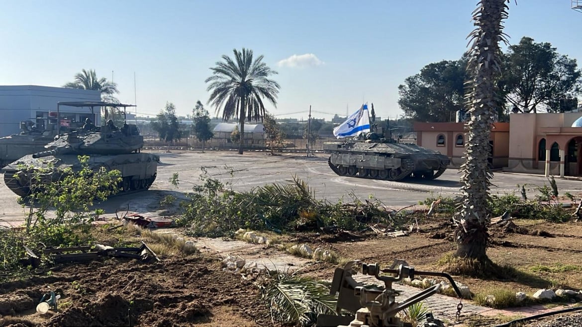 I carri armati israeliani entrano al valico di Rafah foto Ansa