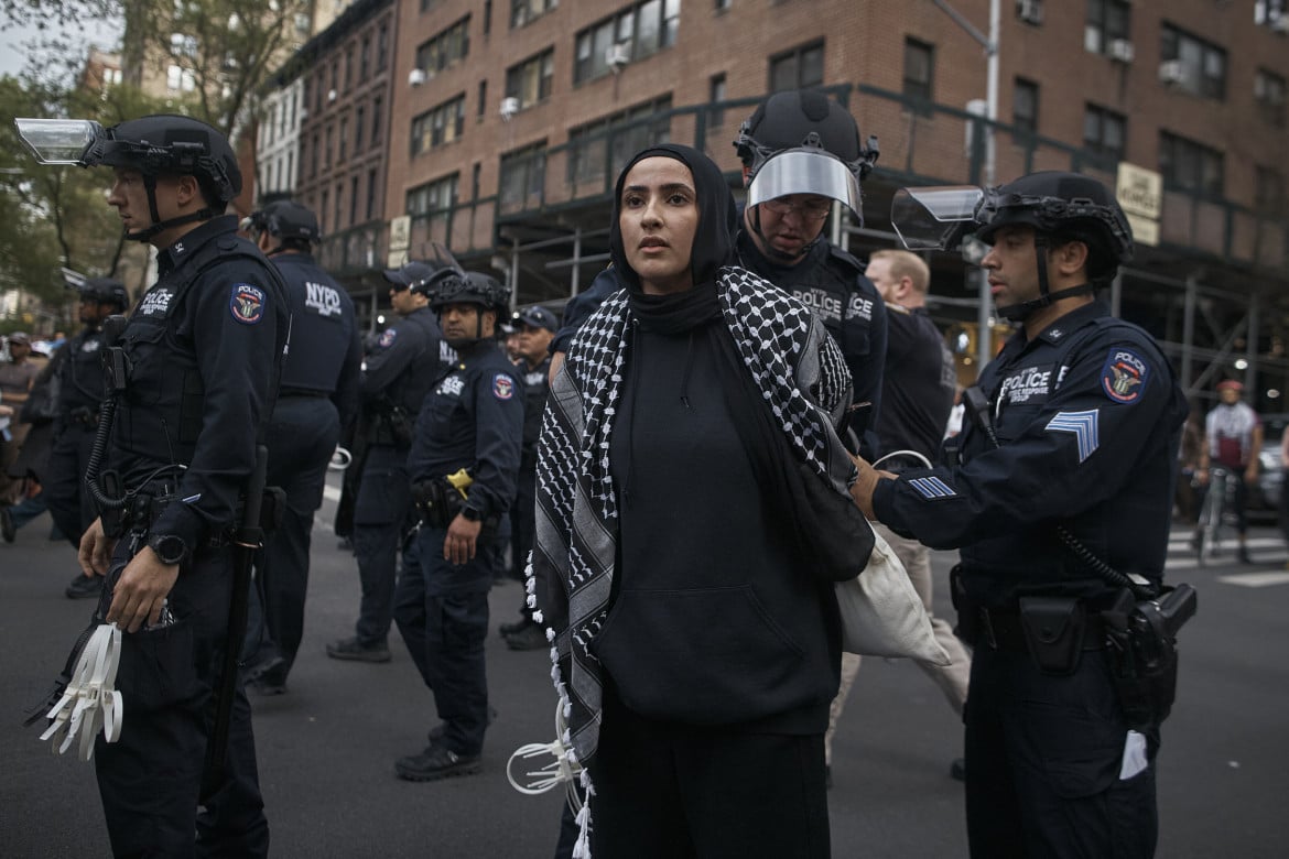 «Nessuna celebrazione senza liberazione». New York, la protesta pro-Palestina guasta la festa del Met Gala