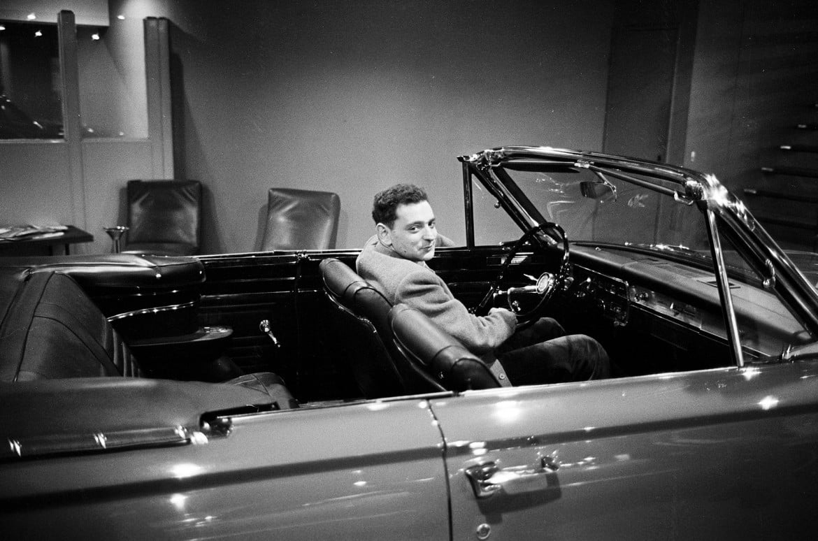 Anni sessanta, Parigi, Georges Perec al volante di una vettura décapotée in un garage