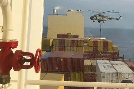 L’elicottero dei pasdaran sul portacontainer MSC Ares foto Ap