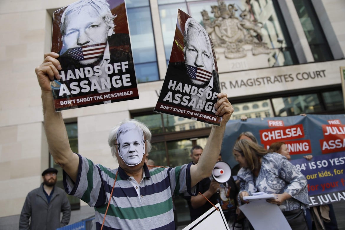 Il padre di Assange: «Se rimane in prigione Julian morirà»