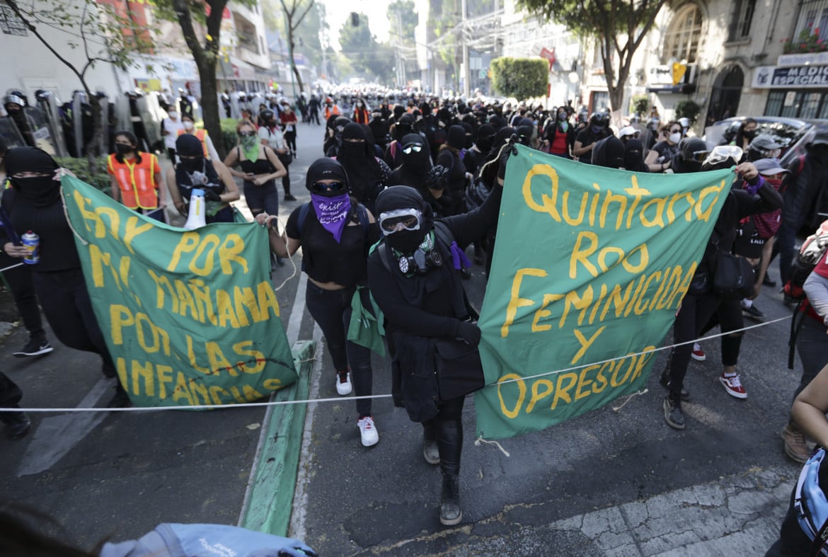 Un gruppo anarco-femminista alla manifestazione di Cancún