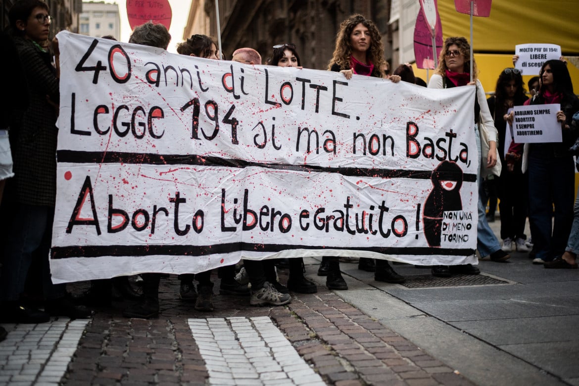 In piazza per il diritto all'aborto - foto LaPresse.