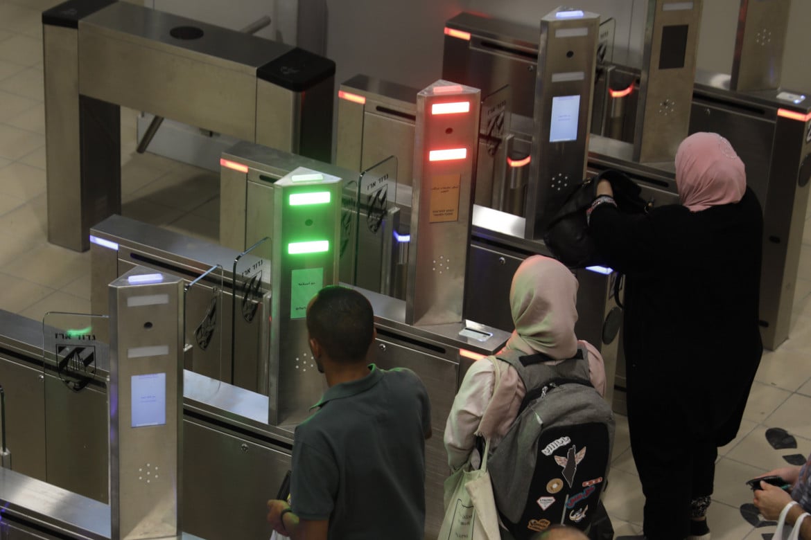Palestinesi in una porta biometrica a Gerusalemme, foto Ap