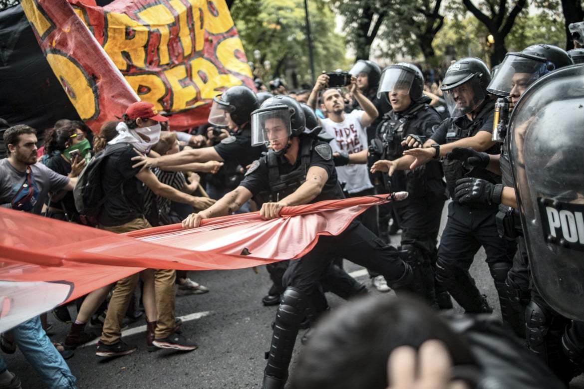 Scontri tra polizia e manifestanti a Buenos Aires durante una protesta a difesa dei fondi per il cinema foto Ap/Cristina Sille