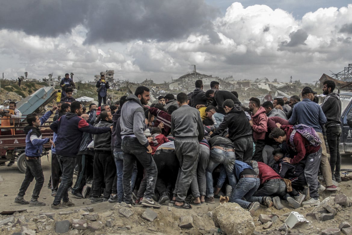 Folla sugli aiuti umanitari lanciati dal cielo a Gaza Ap/Mahmoud Iss