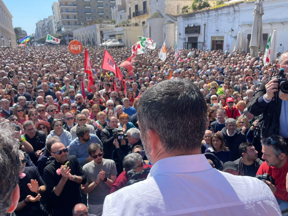 Bari, la manifestazione di solidarietà con il sindaco Antonio Decaro del 23 scorso foto Ansa