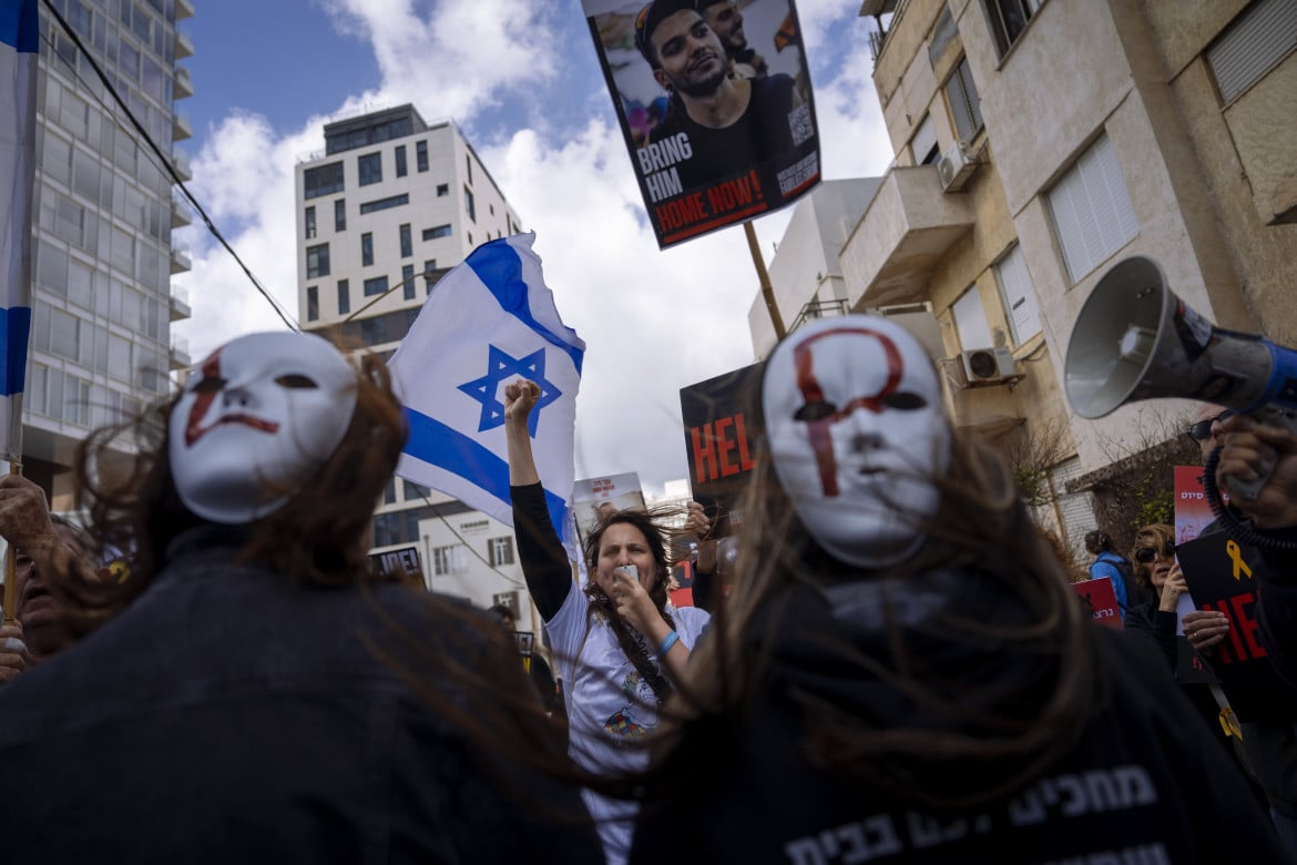 Protesta per gli ostaggi israeliani a Tel Aviv foto Ap/Oded Balilty