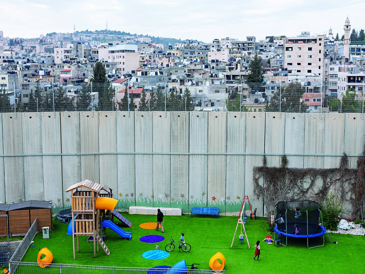 Israele, oggi: la colonia israeliana alla Tomba di Rachele e il muro che la separa da Betlemme, in Cisgiordania