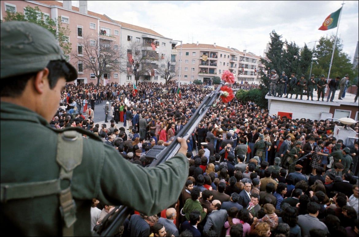 25 aprile 1974, Lisbona, la rivoluzione dei garofani foto di Jean-Claude Francolon/Gamma-Rapho/Getty Image