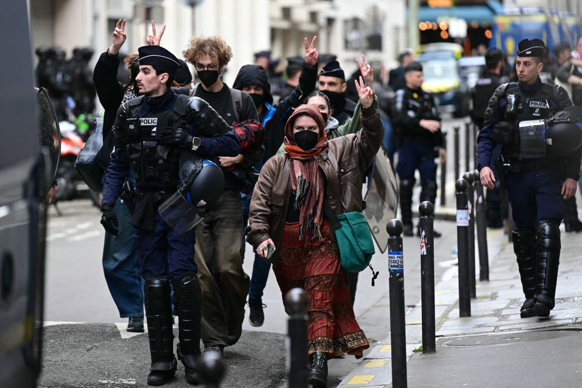 Parigi, Sciences Po rioccupa e la polizia risgombera subito