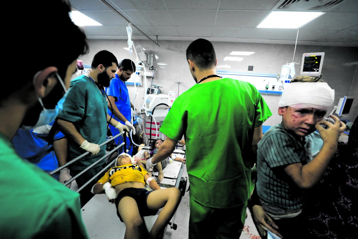 I feriti in un raid israeliano all’ospedale Shifa foto Ap/Yasser Qudih