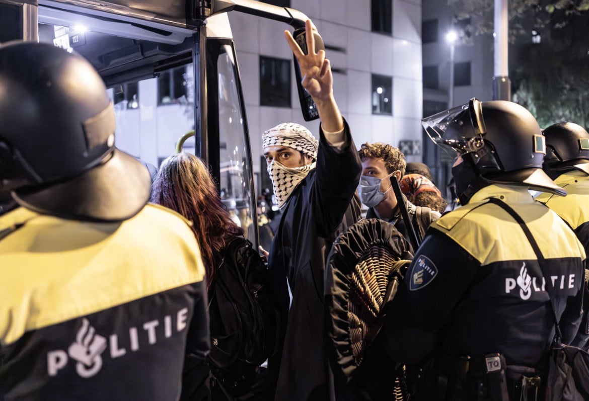 Studenti pro-Palestina, mano pesante anche all’università di Amsterdam